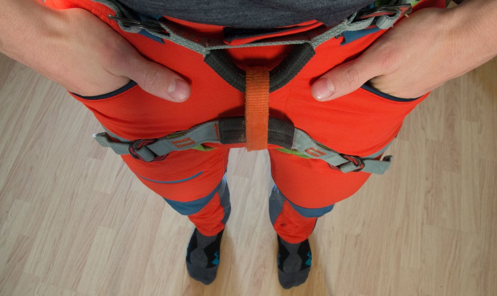 Spodnie TERNUA M High Points dve hlavni kapsy na zip josu vodorovne a umisteny tak aby vstupu do nich nebranil ani sedak