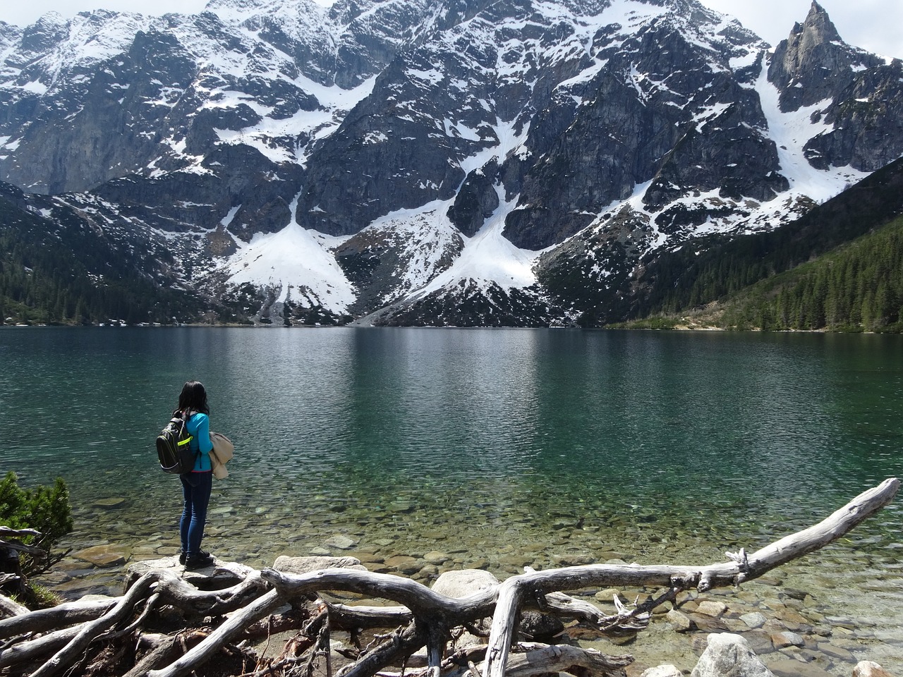 turysta pieszo idący nad Morskie Oko