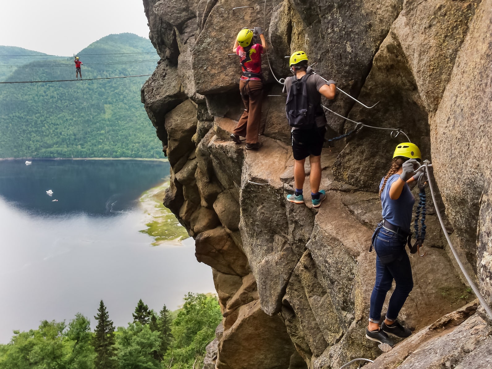 turyści na wspinaczce via ferrata